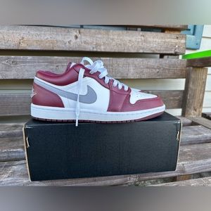 Jordan 1 low in a size 8.5M/10W in great condition! Cherrywood color way.